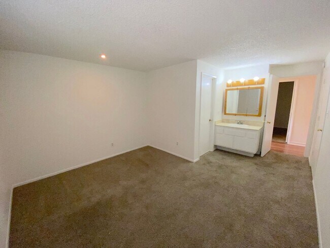 Building Photo - 843 Glen Martin Dr