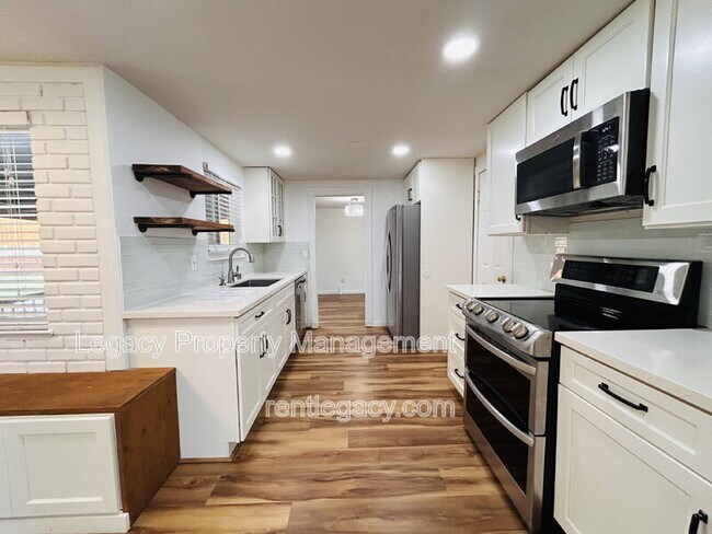 Building Photo - 493 Dahlia St