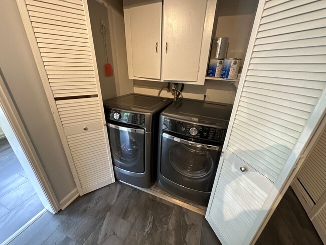 Building Photo - Worthington Colonial Hills with Attached Single Car Garage