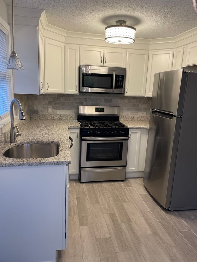 Building Photo - Well Maintained 2 Bedroom Condo w/Garage, ...
