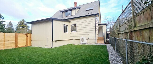 Building Photo - MOVE-IN SPECIAL! Recently Renovated 2 Stor...