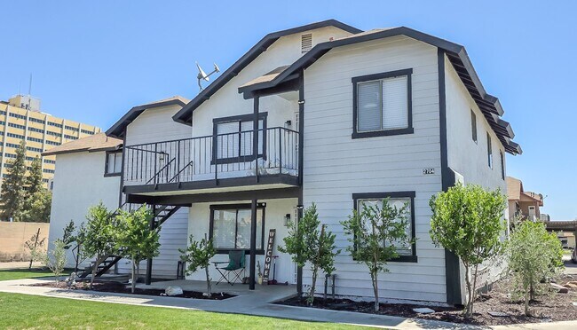 Building Photo - 2704 Villalovos Ct