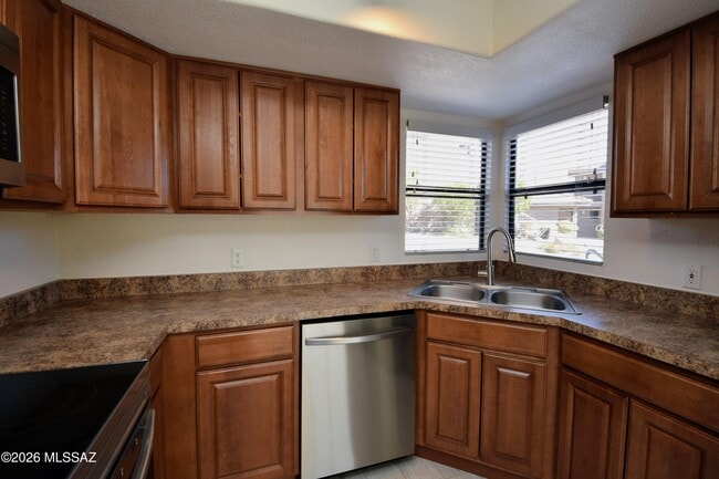 Building Photo - 5855 N Kolb Rd