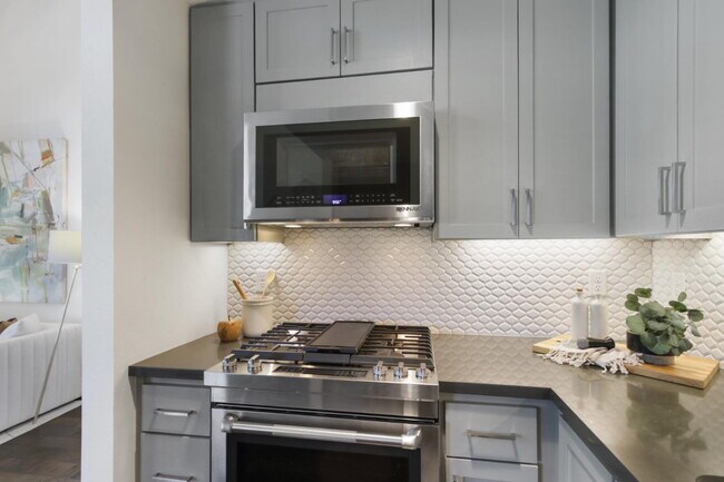 Building Photo - Gorgeous townhouse