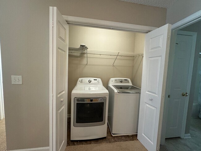 Building Photo - Ready to show!