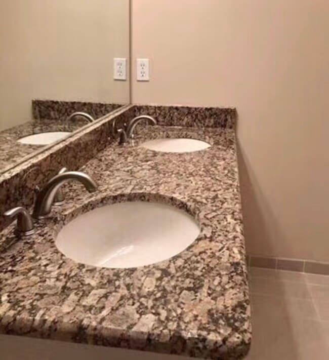 Building Photo - 3035 Camden Dr