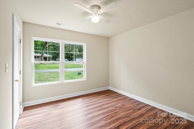 Building Photo - 2890 Shady Ln Ave