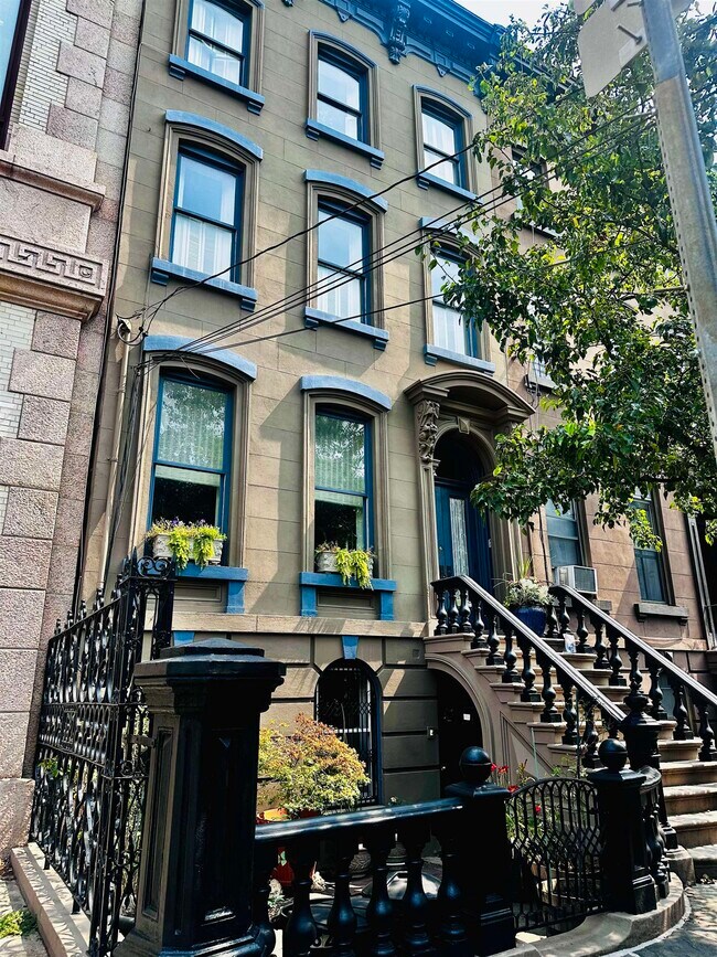 Primary Photo - 282 Montgomery St