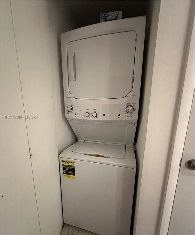 Building Photo - 495 Brickell Ave