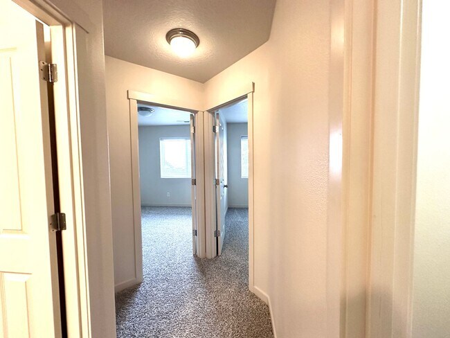 Building Photo - Beautiful 3 Bd 2.5 Ba Town Home by Vancouver Mall