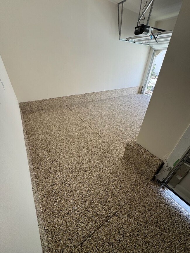 Building Photo - Camarillo - Newer 4 bedroom, 3.5 home