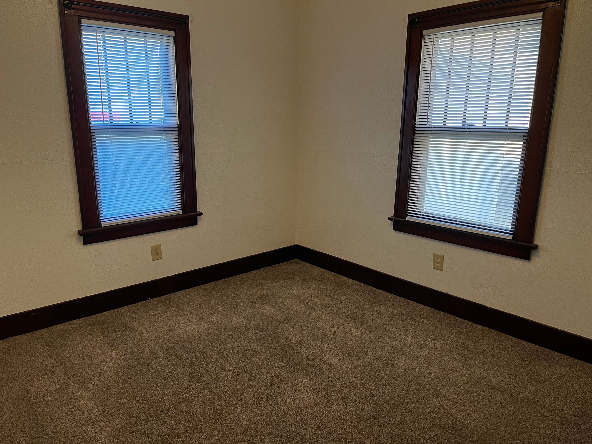 Large Master Bedroom - 912 Iowa St
