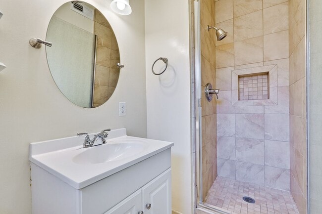 Building Photo - Charming 3-bedroom, 2-bathroom ranch-style...