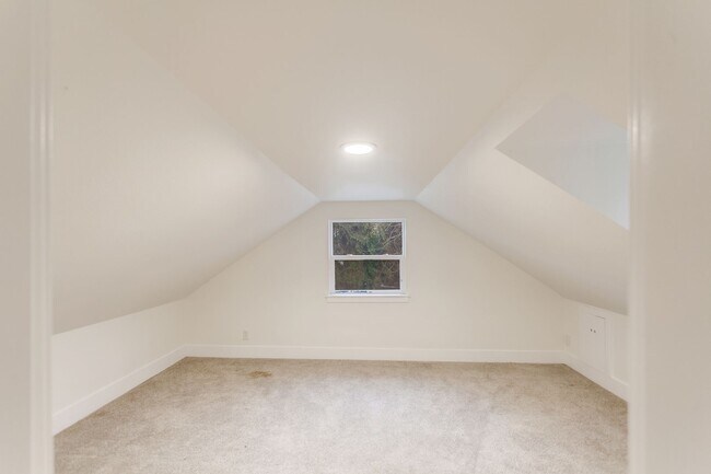 Building Photo - Spacious 2BR Home with Loft, Warehouse & Private River Access Mulino, OR