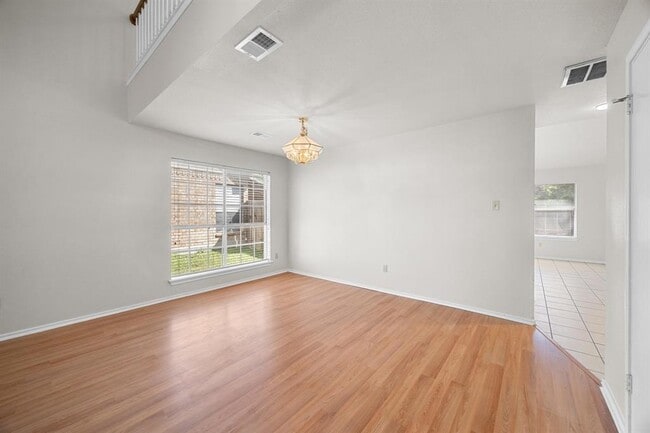 Building Photo - 17121 Valley Glen Rd