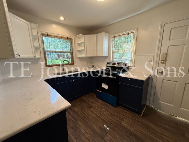 Building Photo - Charming 3-Bedroom Home with Screened Porc...