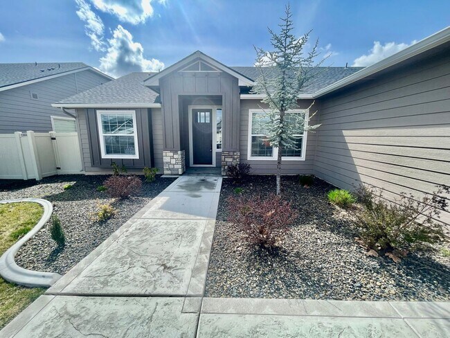 Building Photo - Newer Construction with High End Finishes _ Large 3 Car Garage!!