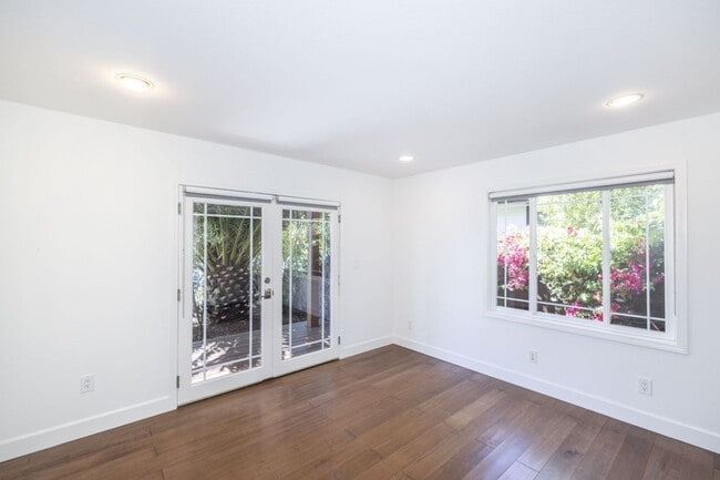 Building Photo - Beautifully Remodeled 4 Bed, 3 Bath Home w...