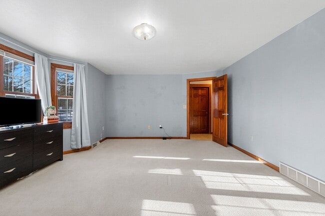 Building Photo - 5 BEDROOM 4.5 BATH PRIVATE BACKYARD