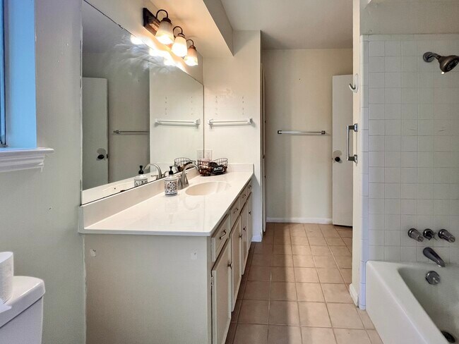 Building Photo - 401 Rolling Hills Dr W