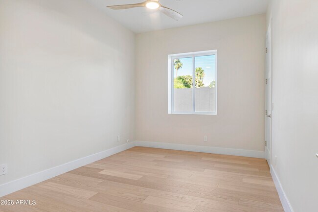 Building Photo - 5540 E Dahlia Dr