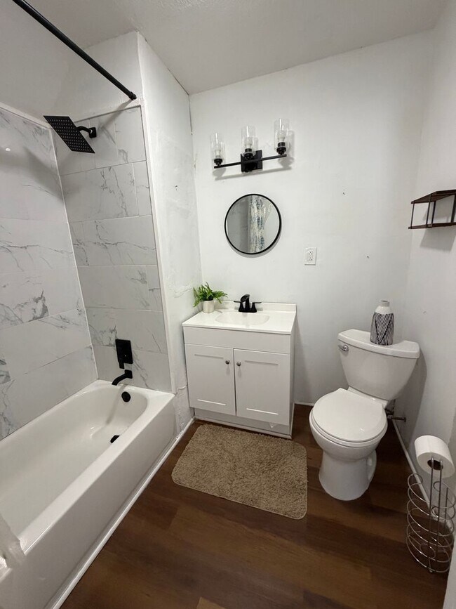 Building Photo - Charming Lakewood Duplex