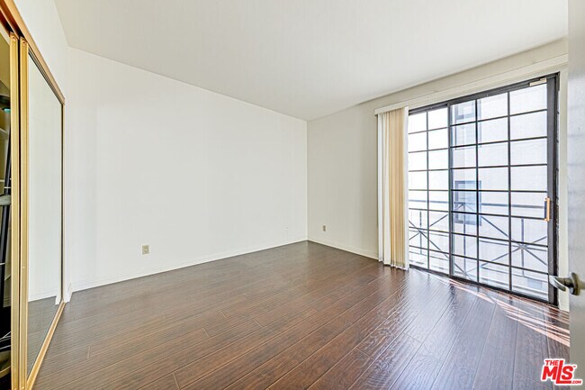 Building Photo - 860 S Lucerne Blvd