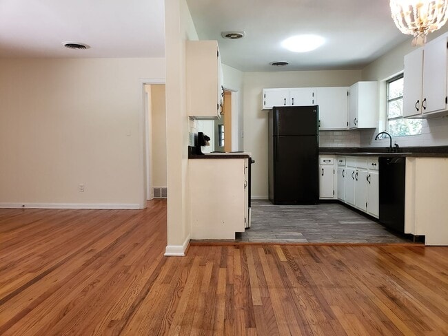Building Photo - Charming 4 bedroom home for rent close to hospitals with wood floors. Available early August 2026...