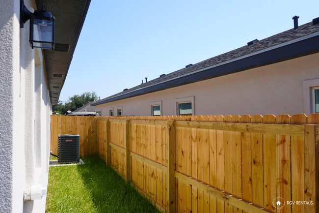 Building Photo - 1004 Sugar Gdn Dr