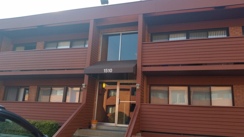 front of building - 1510 S George Mason Dr