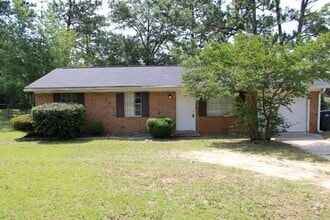 Building Photo - Charming 3 Bedroom, 1.5 Bath Home with Gar...