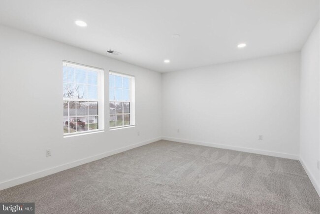 Building Photo - 65 Oaktree Dr