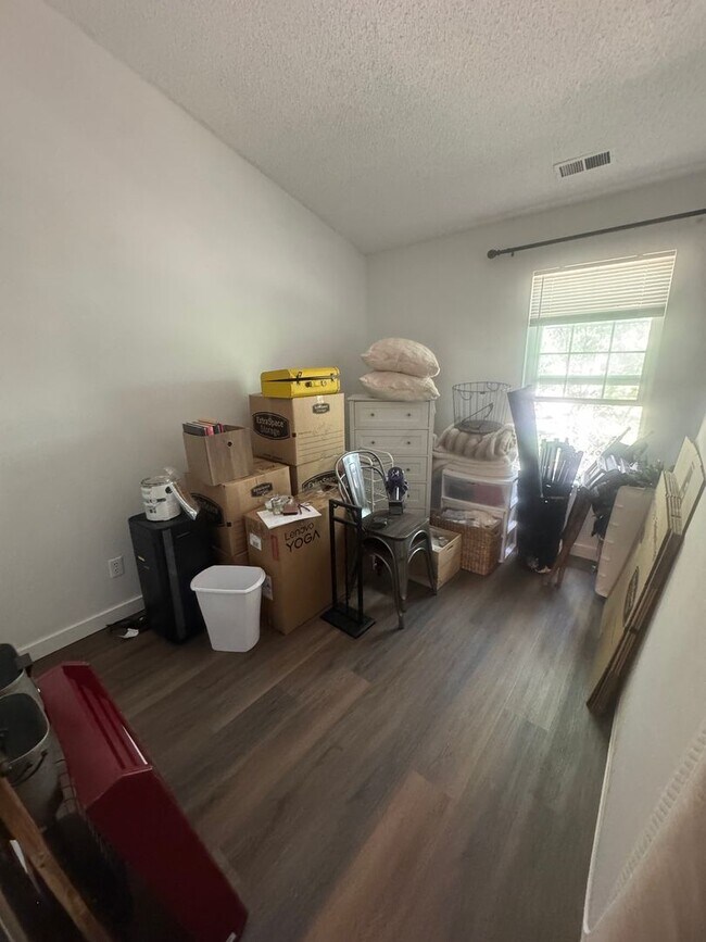 Building Photo - 2 bedroom Condo close to UCCS