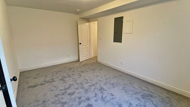 Building Photo - 6 Bedroom, 3.5 Bathroom Single Family Home in Layton Available June 1st!