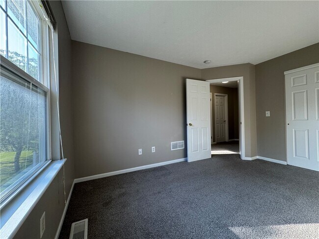 Building Photo - 749 Royal Sunset Dr