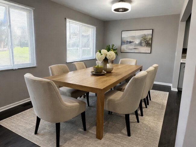 Building Photo - 225 Thornapple Ct