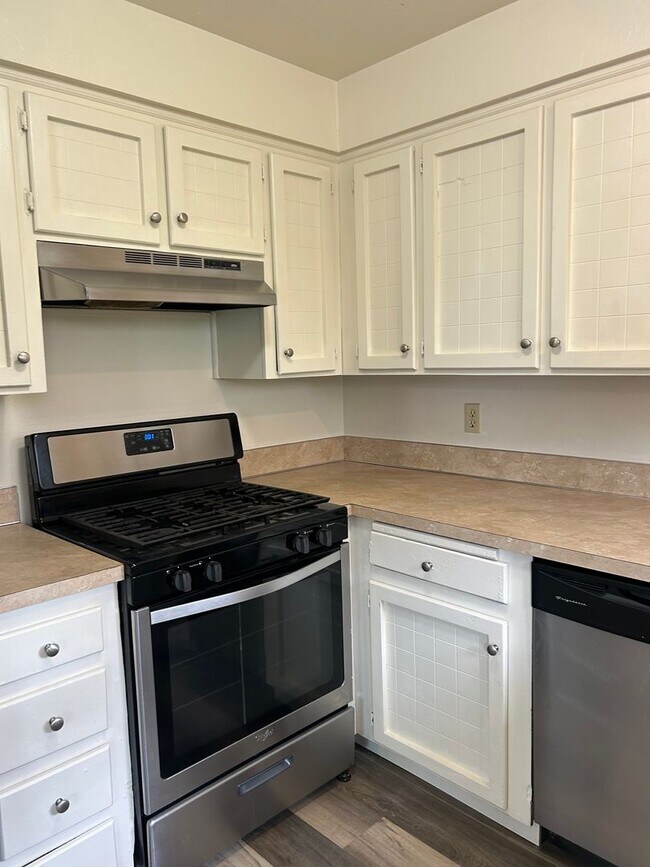 Building Photo - 2 Bedroom Condo For Rent - 3 Month Lease