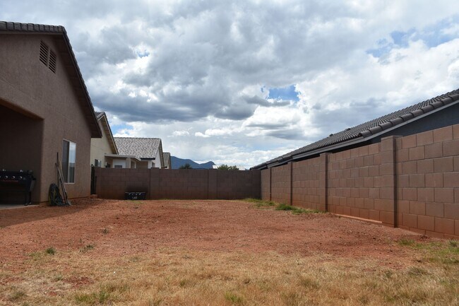 Building Photo - Newer 2021 Beautiful home in gated communi...
