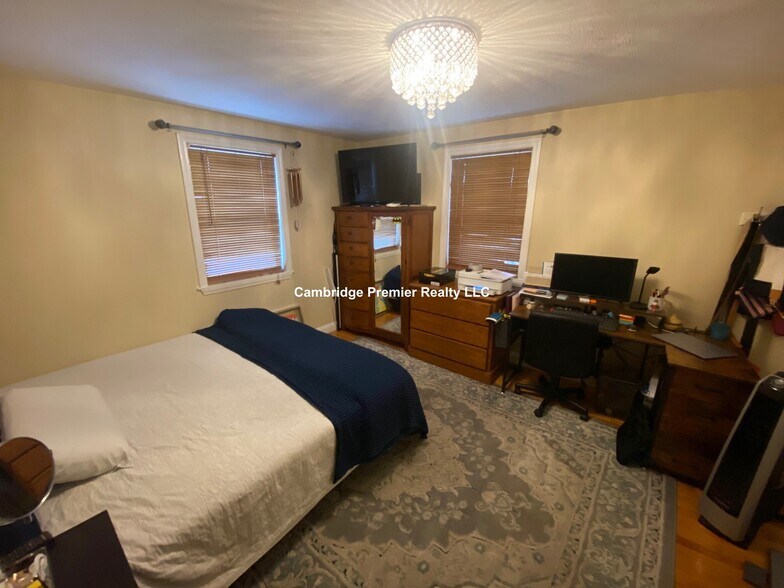 Building Photo - 221 Salem St