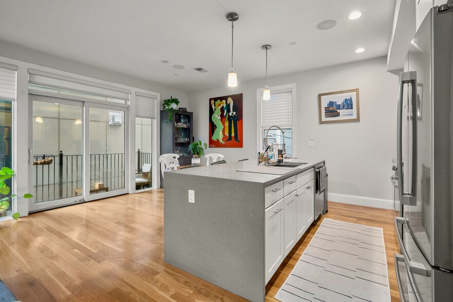 Building Photo - 275 Old Colony Ave