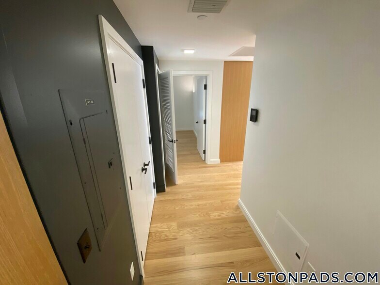 Building Photo - 83 Gardner St