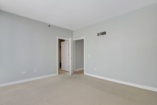 Building Photo - 8 E Randolph St