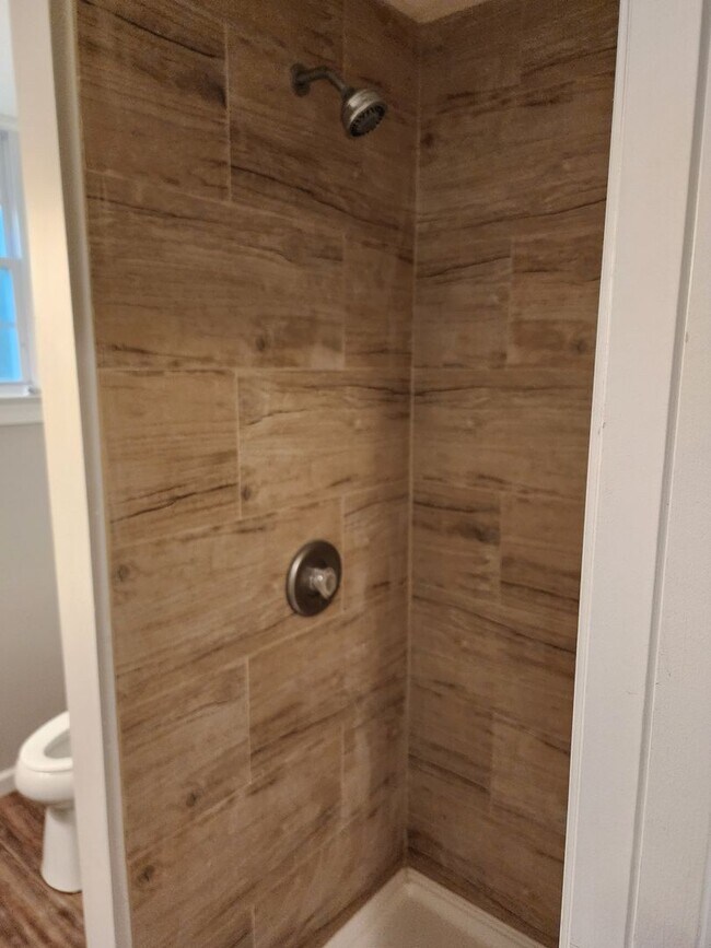 Building Photo - Spacious 4 bedroom 2 bath Will Not last long!