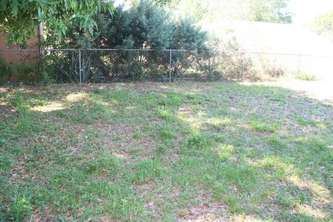 Building Photo - Beautifully updated over size 2 bed 2 bath 1 car garage home!