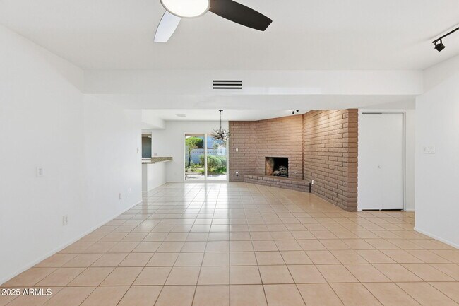 Building Photo - 1321 E Townley Ave