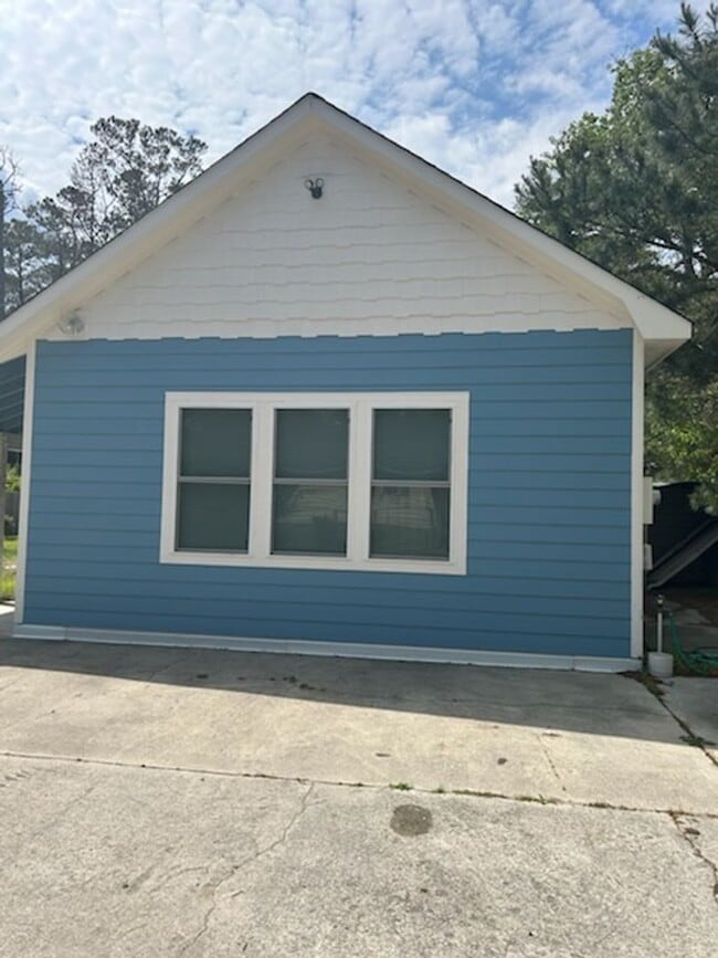 Building Photo - One Bedroom loft apartment for rent in Manteo