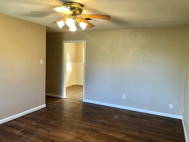 Building Photo - Cozy Three Bedroom - Maxey Park