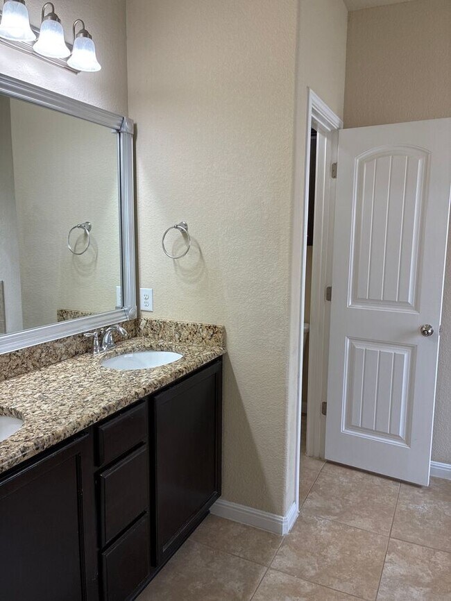 Building Photo - 3BR SFR • Tile Kitchen • Assigned Covered Parking • Austin