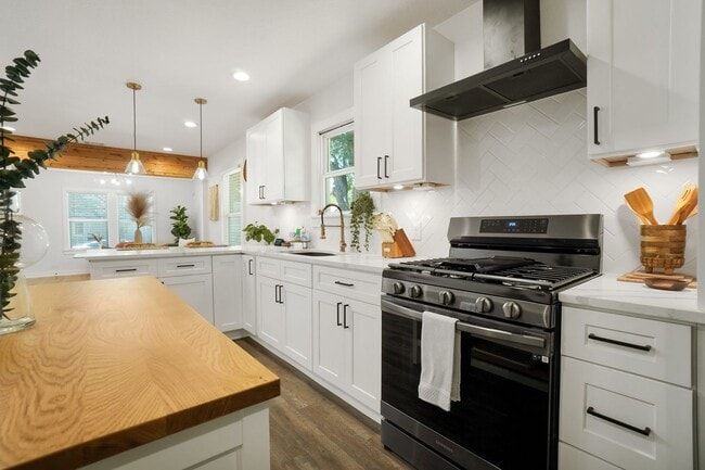 Building Photo - Gorgeous 3 bedroom, 2 bath house in the he...