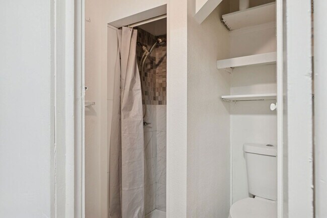 Building Photo - 5371 Louis Pl